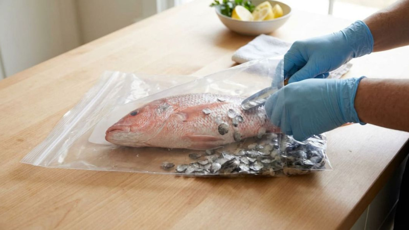 Como remover escamas de peixe sem fazer sujeira: um truque simples que funciona
