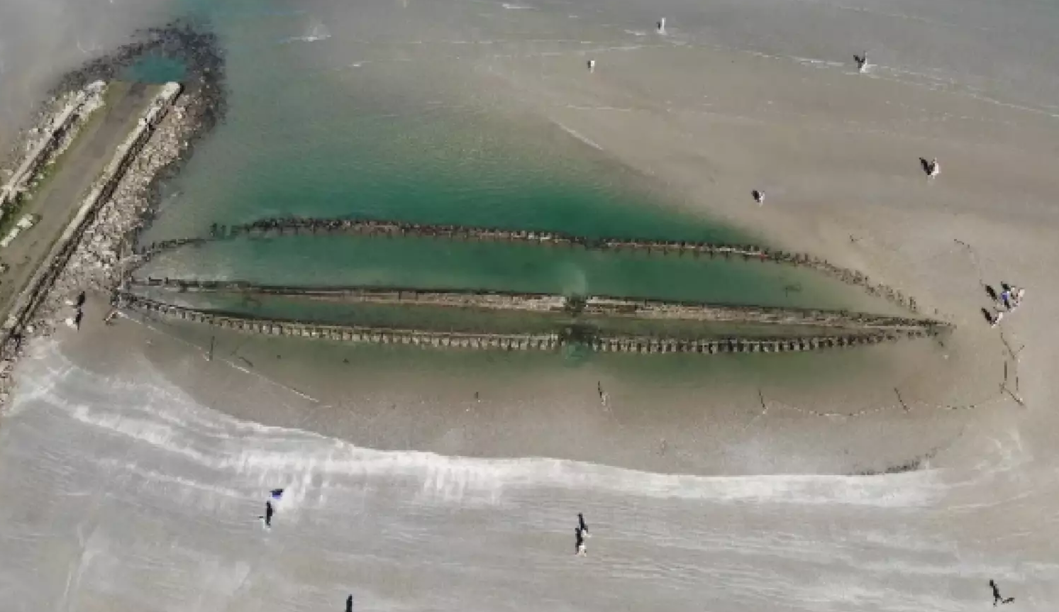 “Navio fantasma” naufragado há mais de 130 anos é encontrado encalhado em Santos após maré baixa desenterrar estrutura