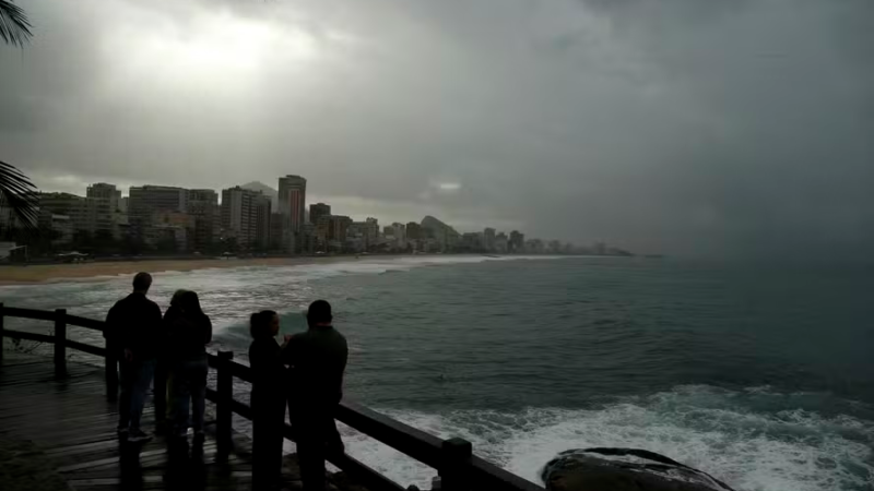Instabilidade mantém risco de temporais em Rio, SP e MG; frente fria derruba temperaturas de vez no Sul