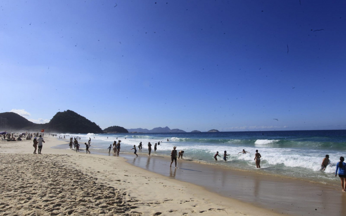 Semana começa com tempo firme, mas frente fria traz chuva no Rio