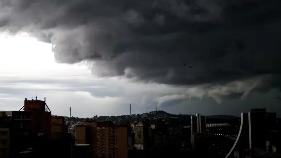 Chuva de um lado, calor extremo do outro: veja onde o tempo vira nesta semana