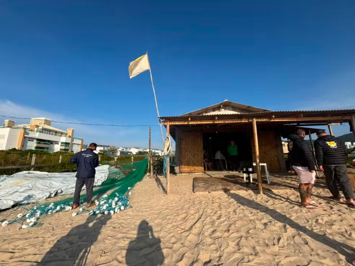 Pesca da tainha por arrasto de praia é proibida após captura se aproximar do limite da cota e decisão gera reação em SC