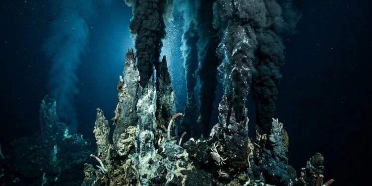 A quase 400 °C, fluidos do oceano profundo saem de chaminés minerais sem entrar em ebulição como fariam na superfície