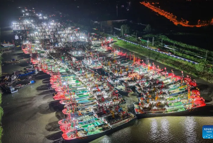 Barcos pesqueiros zarpam rumo ao Mar Amarelo após liberação parcial da proibição de pesca em Jiangsu