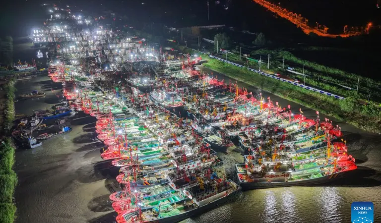 Barcos pesqueiros zarpam rumo ao Mar Amarelo após liberação parcial da proibição de pesca em Jiangsu