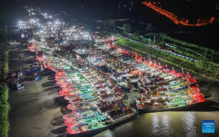 Barcos pesqueiros zarpam rumo ao Mar Amarelo após liberação parcial da proibição de pesca em Jiangsu