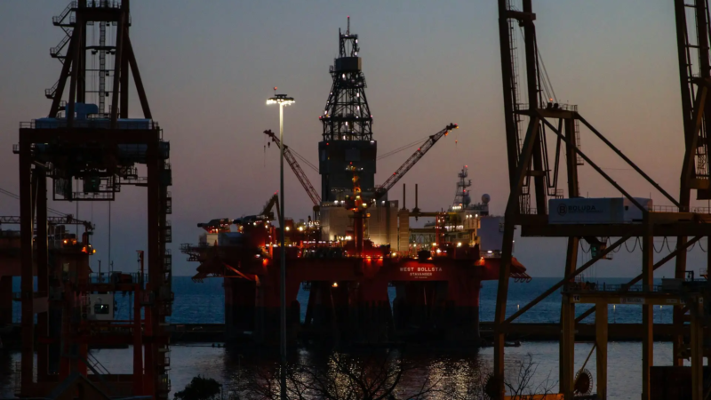 Petróleo despenca e futuros dos EUA avançam com negociações entre EUA e Irã