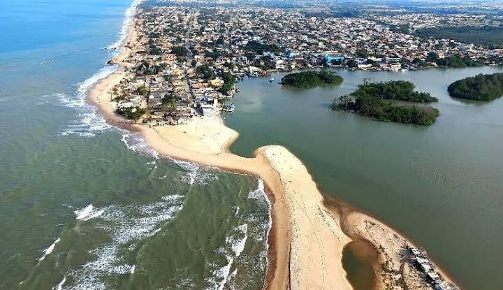Cinco quarteirões somem no mar enquanto a areia reaparece na praia vizinha: o fenômeno mapeado há 60 anos no litoral fluminense