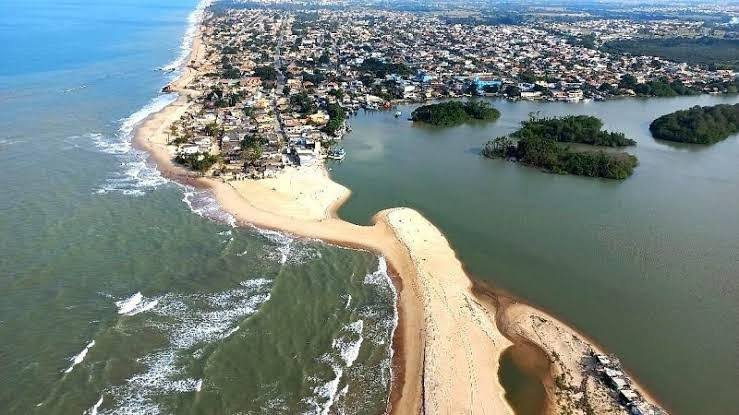 Cinco quarteirões somem no mar enquanto a areia reaparece na praia vizinha: o fenômeno mapeado há 60 anos no litoral fluminense