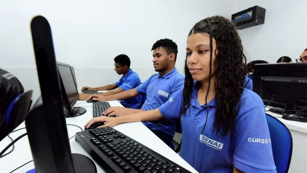 Senai lança 11 mil vagas de cursos técnicos gratuitos e anuncia auxílio de R$ 1.158 por mês; veja como se inscrever