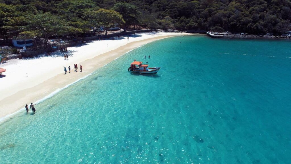 O Caribe Brasileiro com areias tão brancas que não esquentam os pés e mar de águas transparentes