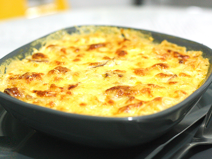 Miojo gratinado sem forno com peixe desfiado