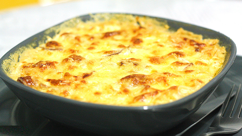 Miojo gratinado sem forno com peixe desfiado