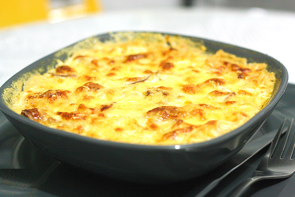 Miojo gratinado sem forno com peixe desfiado