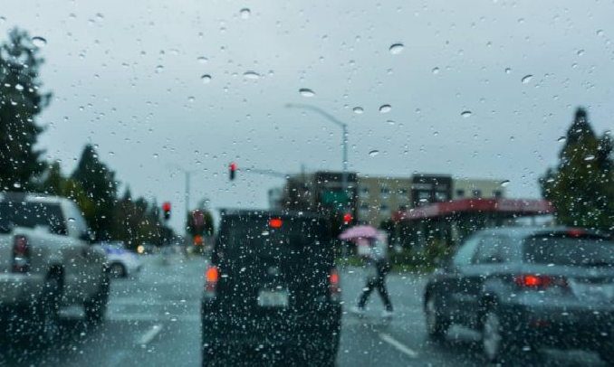 Frente fria avança pelo Brasil e provoca chuva forte e queda de temperatura